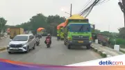 Polisi Tertibkan Truk Tanah Parkir Sembarangan di Jalan Raya Cikande