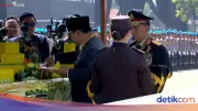 Prabowo Potong Tumpeng Hari Bhayangkara ke-80, Diserahkan ke Kapolri