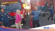 Rayakan Ultah Bareng Damkar, Tiup Lilin Diganti Semburan Api LPG