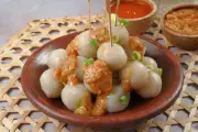 Resep Cilok Isi Ayam Kenyal, Camilan Praktis dengan Bumbu Kacang