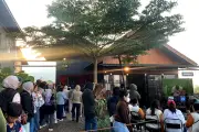 Sarapan Sambil Menyaksikan Matahari Terbit di Kafe Outdoor Batu