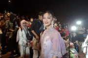 Sheila Dara Kenang Kebaya Oranye Lamaran di Film Jalan Pulang