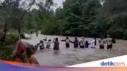 Siswa di Banggai Bertahun-tahun Seberangi Sungai Arus Deras demi Sekolah