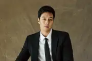 So Ji Sub Hadiahkan Logam Mulia untuk Pemain dan Kru Agent Kim Reactivated