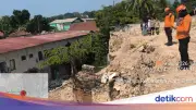 Tebing 11 Meter di Ciomas Bogor Longsor, Aliran Kali Ciapus Tersumbat