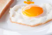 Trik Sederhana Agar Kuning Telur Ceplok Berada Tepat di Tengah