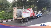 Truk Ekspedisi Terguling di Jalan Raya Bogor Usai Hindari Mobil Putar Balik