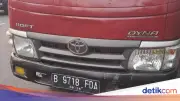 Truk Mogok di Depan Polda Metro Jaya, Sedang Diderek