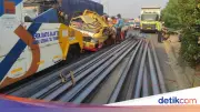 Truk Muatan Besi Tabrak Truk Tanah di Tol JORR, Lalin Macet