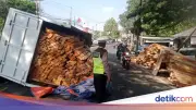 Truk Muatan Kayu Terguling di Bojongsari, Lalu Lintas Sempat Macet
