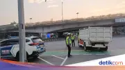 Truk Pecah Ban di Lampu Merah Tomang Jakarta Barat Pagi Ini