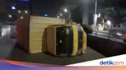Truk Terguling di Flyover Kuningan Arah Semanggi, Lalin Macet Parah