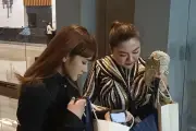 Vicky Shu dan Adiezty Fersa Bongkar Isi Souvenir Pernikahan Nathalie Holscher