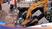 Viral Ekskavator Tercebur di Kali Cakung, Evakuasi Malam Ini