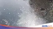 Warga Kopo Serang Keluhkan Sungai Cibeureum Berbau Comberan Akibat Diduga Tercemar Limbah