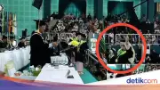 Wisudawati UINSA Terjatuh dari Panggung Saat Minta Difoto Rektor