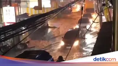 Banjir Rendam Jalan Raya Kapten Yusuf, Lalin Macet di Perbatasan Bogor