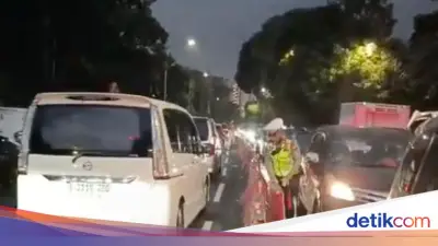 JLNT Antasari Macet Akibat Galian PDAM, Polisi Lakukan Rekayasa Lalin