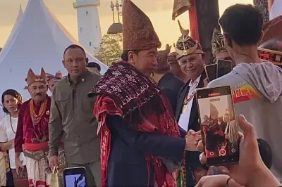 Jokowi Dinobatkan sebagai Sesepuh Raja-Raja Timor di Kupang
