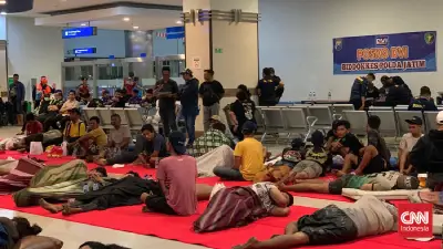 Keluarga Korban KM Mutiara Sentosa 2 Menanti Kabar di Tanjung Perak
