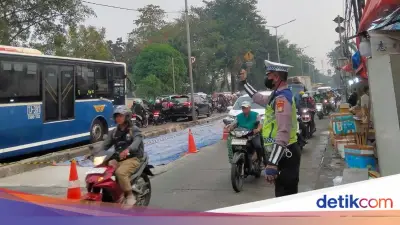 Macet Jalan Raya Bogor Arah Pasar Rebo Akibat Pengecoran Jalan