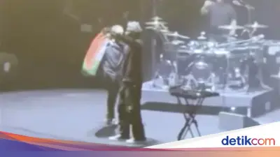 Massive Attack Diusir Singapura usai Kibarkan Bendera Palestina
