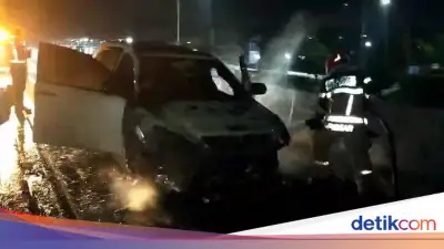 Mobil Terbakar di Tol Jagorawi Usai Mesin Mati Mendadak