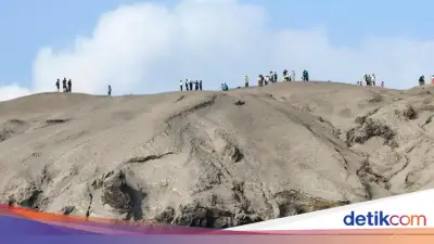 Puluhan Wisatawan Nekat Naik Anak Krakatau Saat Status Siaga