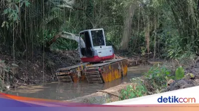 Sedimen Sungai Ciputat Dikeruk untuk Antisipasi Genangan