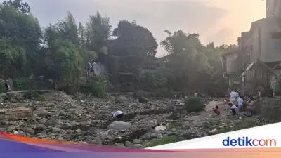 Sungai Ciliwung di Bogor Surut, Jadi Tempat Bermain Anak-anak