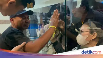 Tangis Haru Keluarga Sambut Korban Selamat KMP Mutiara Sentosa