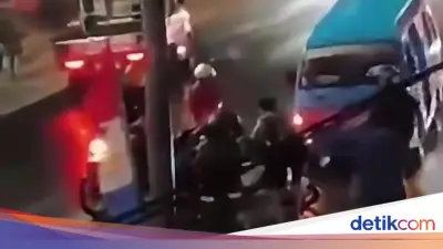 Viral Pemotor Jatuh di Bantargebang Akibat Jalan Licin Air Lindi