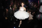 Ariana Grande Mundur dari Penampilan Publik dan Musikal London