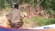 Jenazah Bocah di Pandeglang Diantar Pakai Motor, Jalan Rusak Parah