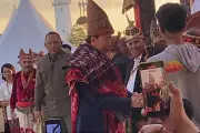 Jokowi Dinobatkan sebagai Sesepuh Raja-Raja Timor di Kupang