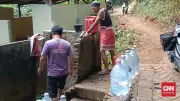 Krisis Air Bersih di Bogor, Warga Tempuh 4 Km Demi Air