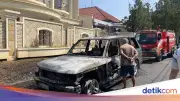 Mobil Range Rover Terbakar Saat Parkir di Semarang, Diduga Korsleting