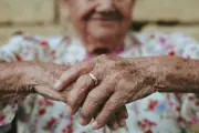 Nenek 100 Tahun di Shanghai Viral Jadi Food Vlogger