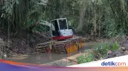 Sedimen Sungai Ciputat Dikeruk untuk Antisipasi Genangan