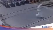 Wanita Tewas Tertabrak KRL di Kembangan Jakbar, Diduga Pakai Headset