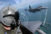 Xi Beri Penghargaan Tertinggi ke Pilot Uji Atasi Darurat di Kapal Induk